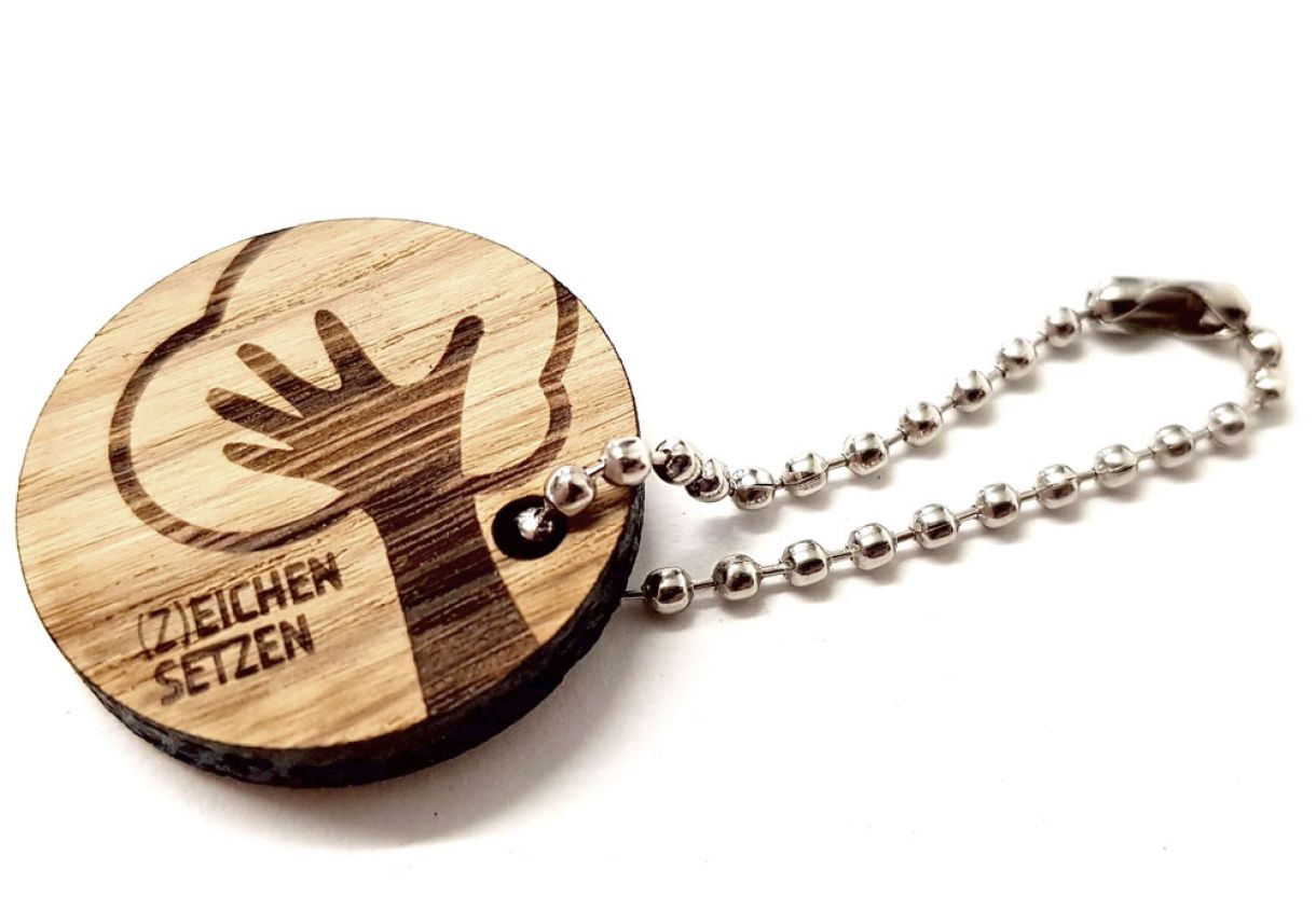 Anhänger aus Eichenholz mit Kettchen