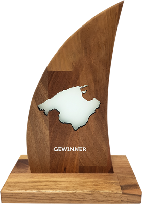 Segelpokal aus Nussholz