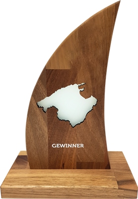 Segelpokal aus Nussholz